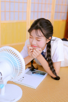 刘耀文让宋亚轩夹领带
